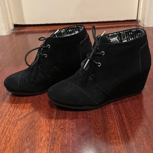 Toms Desert Wedge Booties in Black Suede - Size 7.5